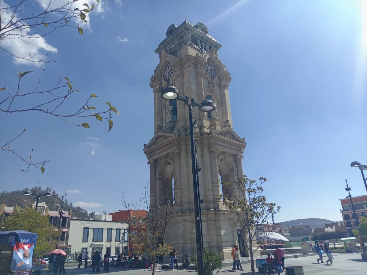 Vallas en Reloj de Pachuca por marcha 8M ¿A favor o en contra?