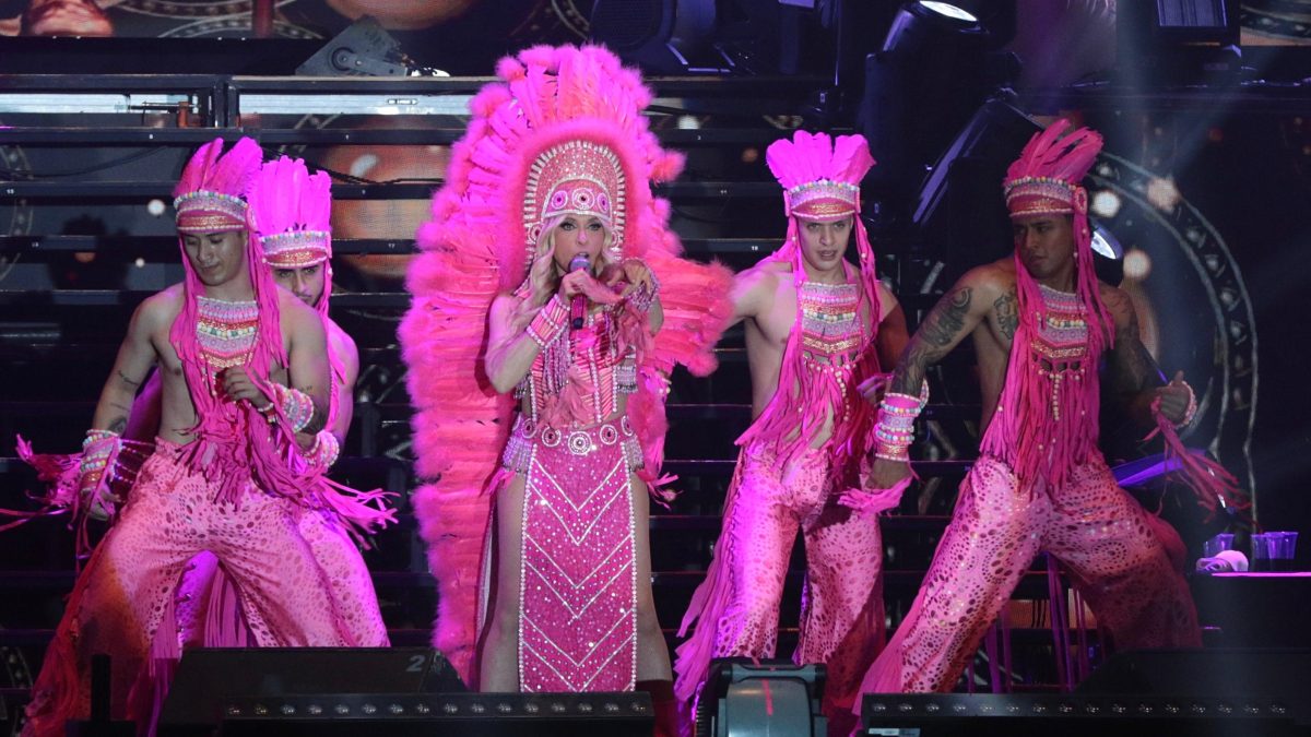 Yuri en concierto Icónica Recargado en León vestuario penacho 01