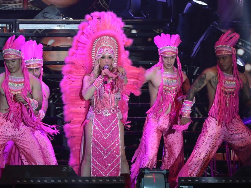 Yuri en concierto Icónica Recargado en León vestuario penacho 01