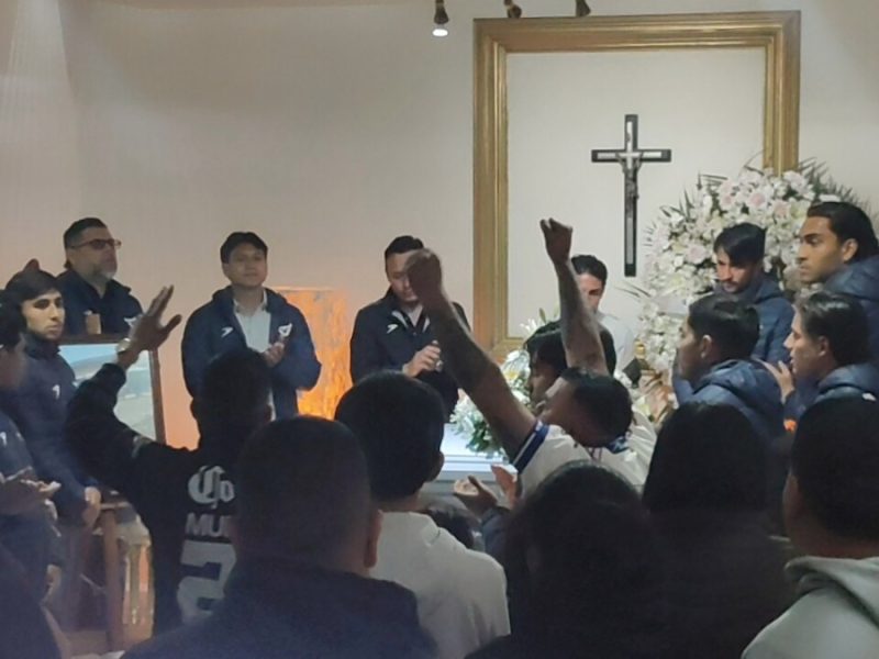 Reciben integrantes del equipo de futbol Celaya en funeraria el cuerpo del aficionado que murió en Veracruz