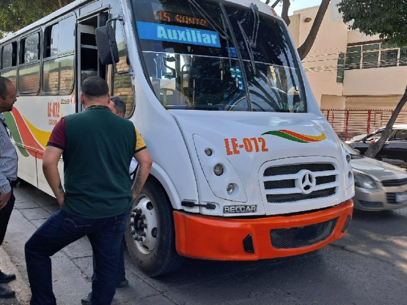 Impacta camión urbano a estudiante de secundaria cuando la joven corrió para alcanzarlo