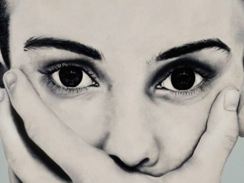 Itzy García, la artista que pinta el silencio a través de los rostros de la música