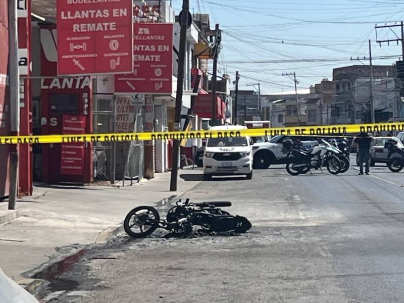 Frustran robo a negocio en Irapuato; hay un herido y una moto incendiada