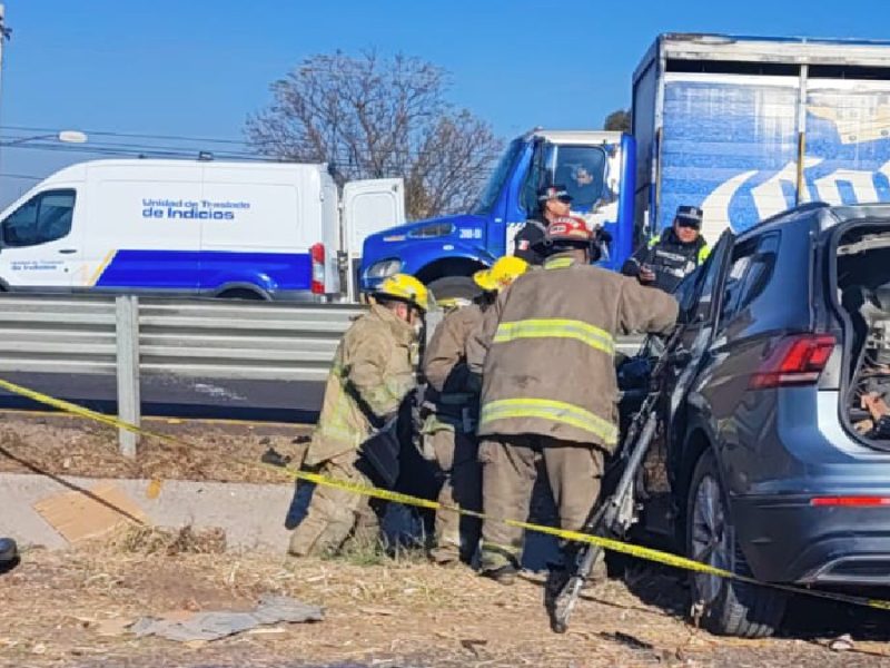 Muere conductor tras incrustarse en barra de protección en la carretera Abasolo-Irapuato