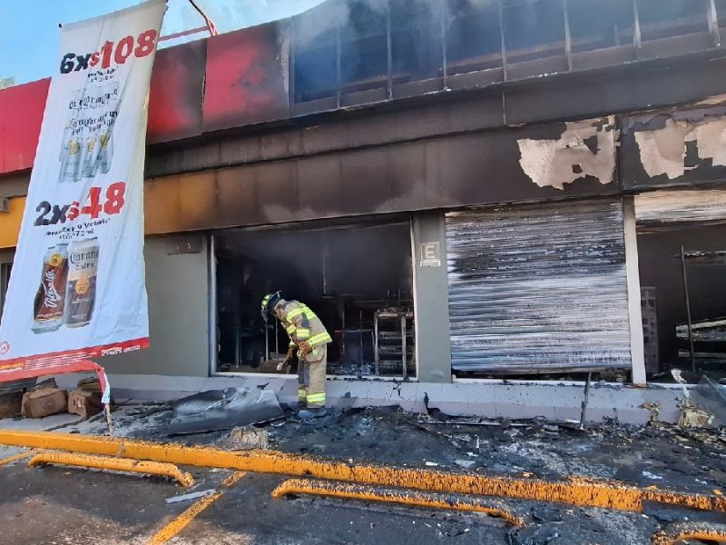 Hombres lanzaron bolsas con gasolina para incendiar los Oxxo en Guanajuato capital; no lograron vincularlos