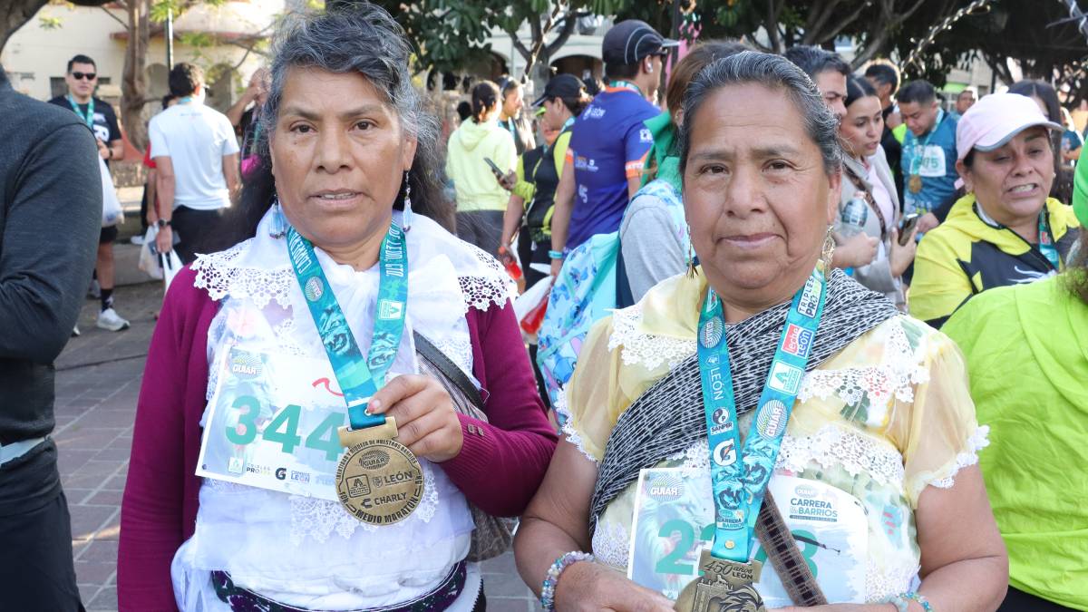 Orgullo Otomí en la Carrera de los Barrios 2026: Sofía y Maximina Flores conquistan León - Foto: Mary Ochoa.
