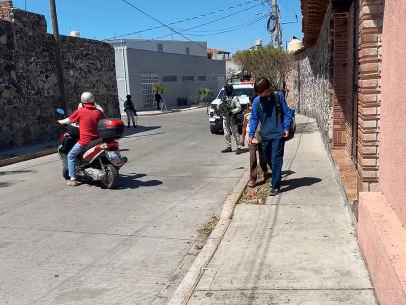 Dejan cuerpo recostado y semidesnudo cerca del Cecyte en Yuriria