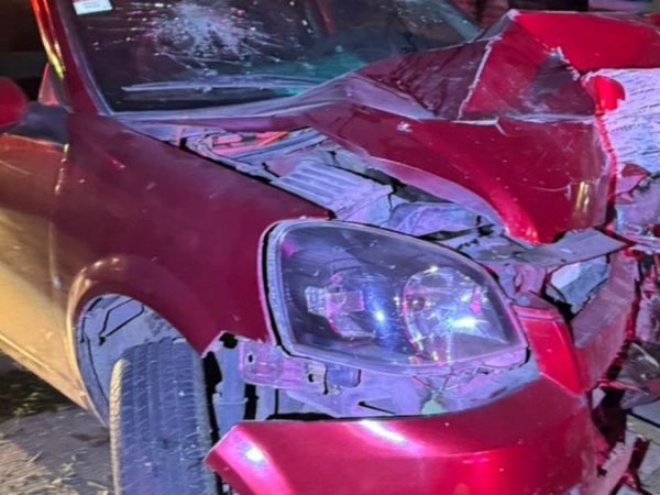 Conductor la libra tras choque en el bulevar Los Reyes; cámaras captan accidente