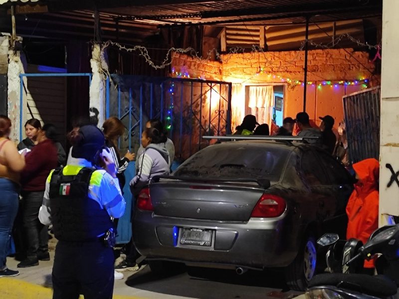 Chocan adolescentes contra portón de una vivienda en la colonia Fonapo