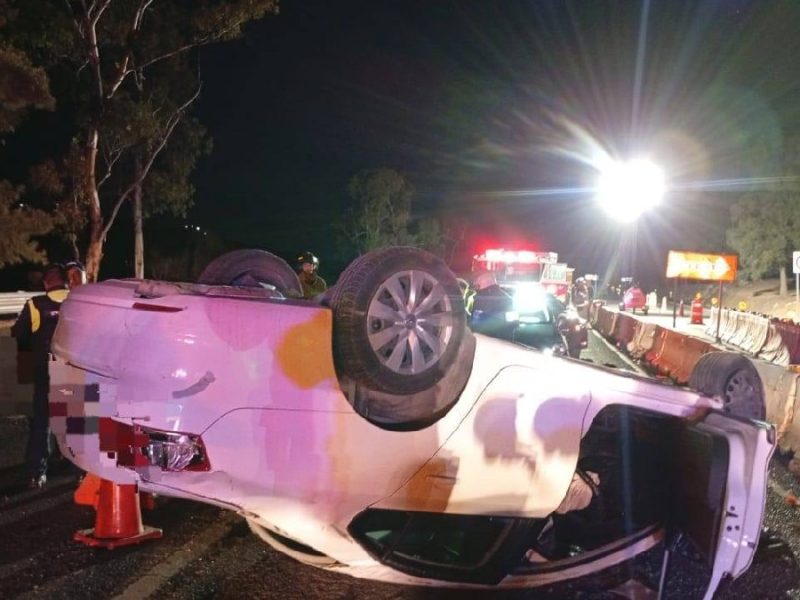 Vuelca conductora auto en la autopista Guanajuato–Silao