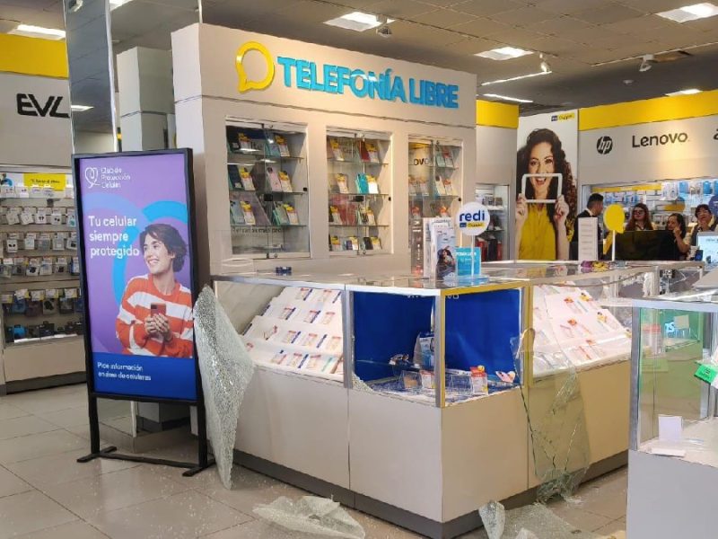 Cuatro jóvenes armados asaltan Coppel de la colonia Emiliano Zapata y se llevan teléfonos celulares