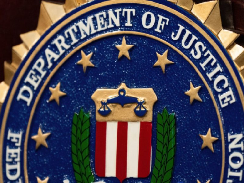 Acusan a un hombre de Minneapolis de amenazar y acosar por internet a agentes del ICE