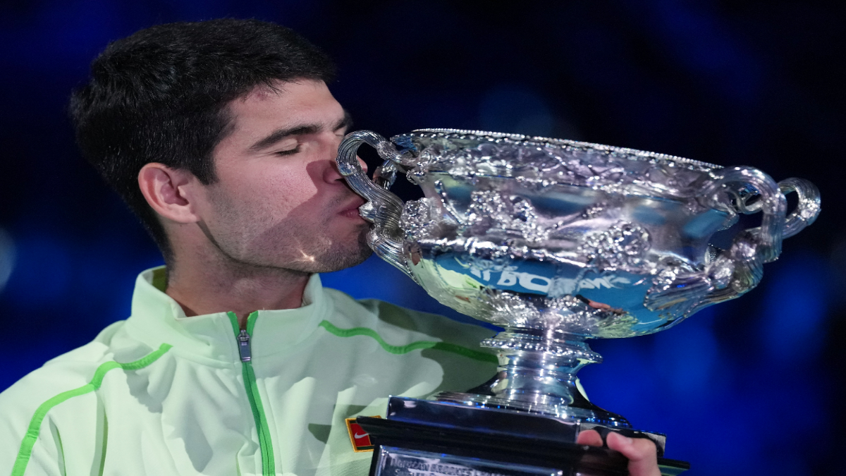 Carlos Alcaraz con el Australian Open. Foto: Agencia AP.