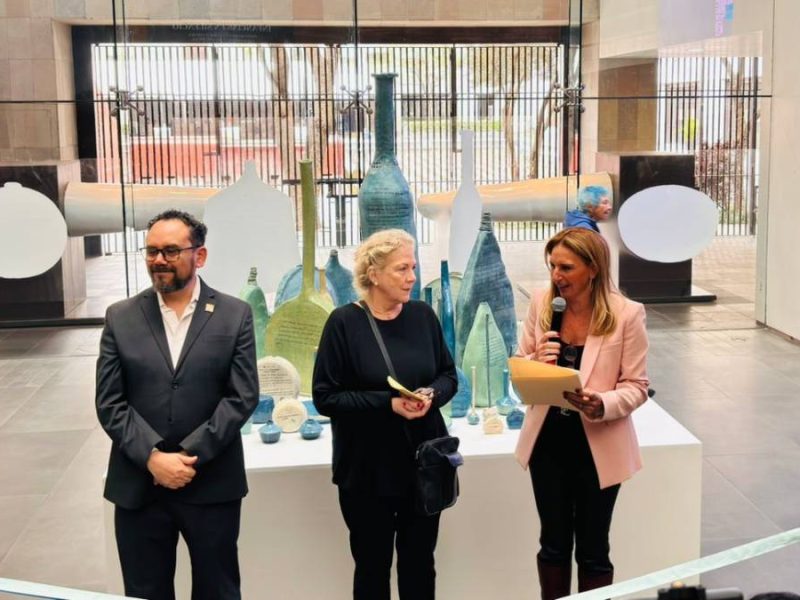 “Botellas para lágrimas”: Jennifer Clement rinde homenaje a periodistas perseguidos en exposición