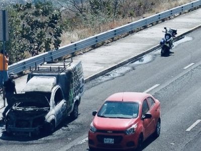Se incendia camioneta en el Cuarto Cinturón Vial por falla mecánica