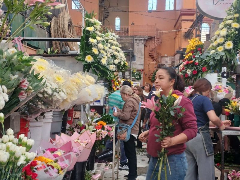 Floristas del Mercado Morelos se preparan para grandes ventas en el Día del Amor y la Amistad
