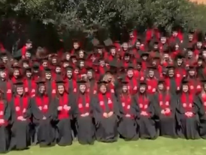 Cae grada durante foto grupal en Ibero Santa Fe; hay 23 heridos