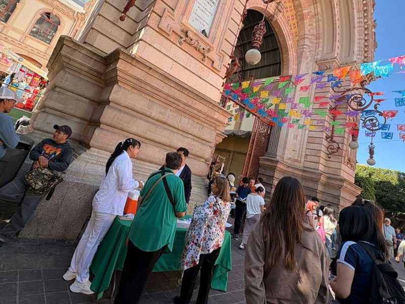 Guanajuato capital responde: Afluencia masiva en vacunación contra sarampión en Mercado Hidalgo