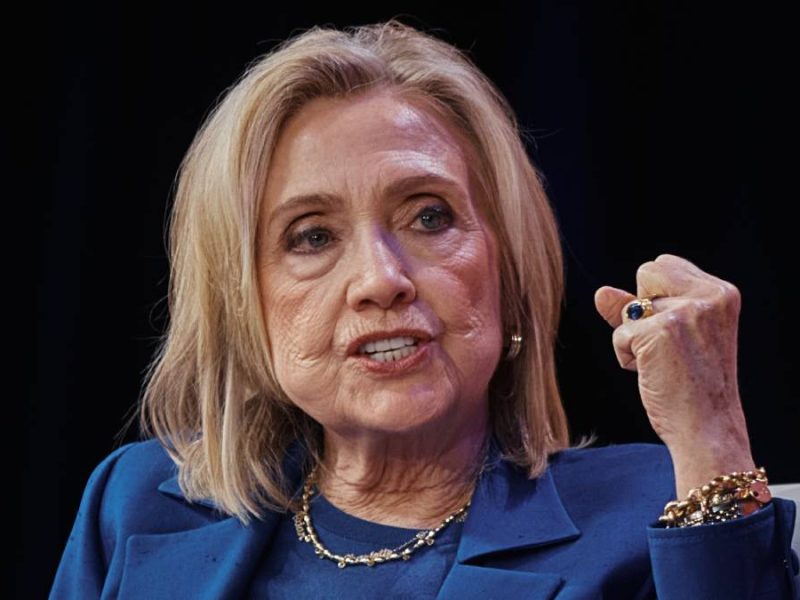 Hillary Clinton declara, bajo juramento, desconocer delitos de Jeffrey Epstein