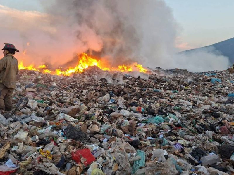 Sofocan fuerte incendio en el basurero municipal de Cortazar tras 6 horas de labor