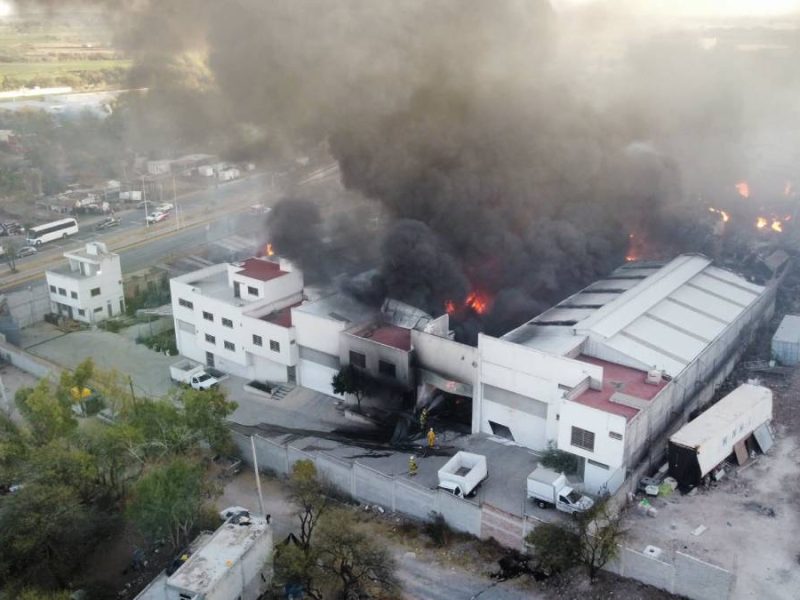 Voraz incendio en fábrica de pegamentos en la comunidad La Reserva deja un herido y un bombero intoxicado