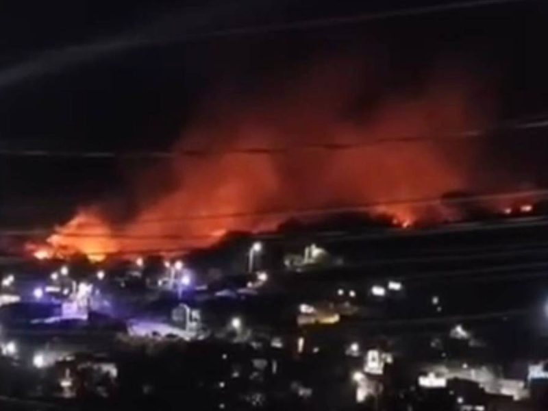 Bomberos de León combaten fuerte incendio de pastizal en Rivera de los Castillos