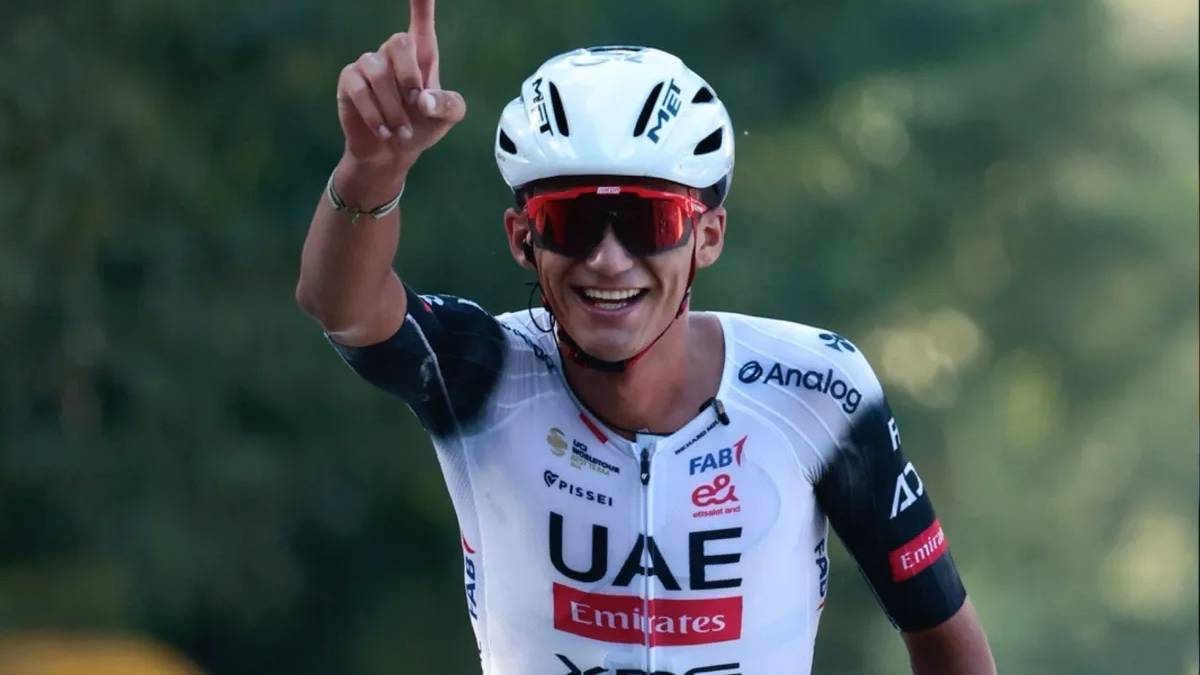 Isaac del Toro se mantiene al acecho del liderato tras la cuarta etapa del UAE Tour 2026 - Foto: UAE Team