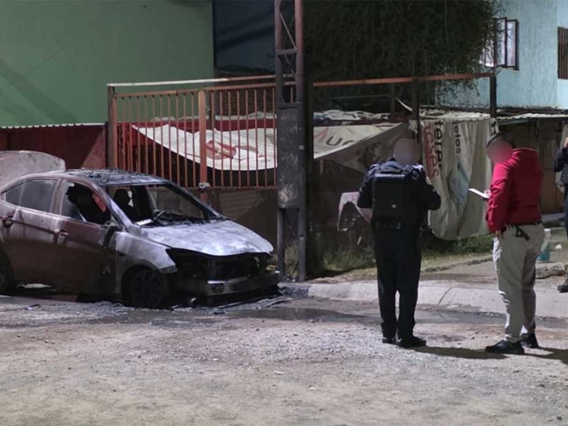 Saña en Lomas de Echeveste: Asaltan a taxista ejecutivo y le queman su automóvil