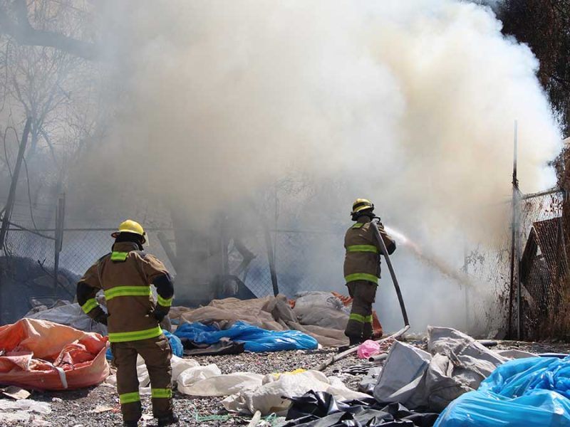 Columna de humo negro alerta a todo León por mega incendio en Jardines de Jerez