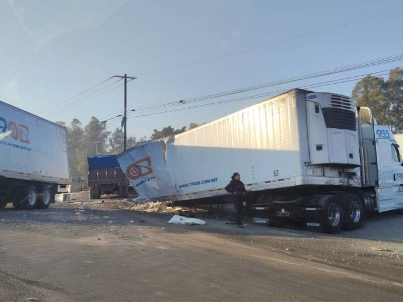 Tolva destroza tráiler en el libramiento norte de Irapuato