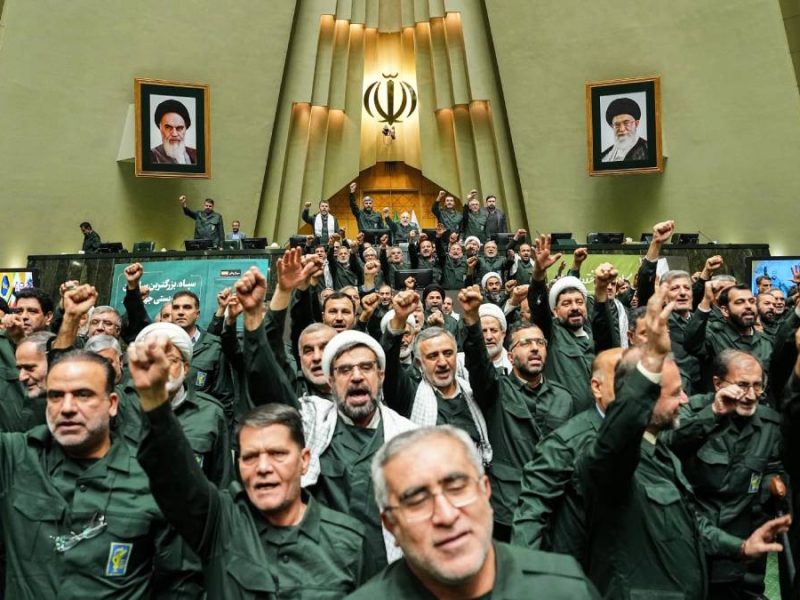 Líder supremo de Irán advierte “guerra regional” si Estados Unidos lanza ataque militar