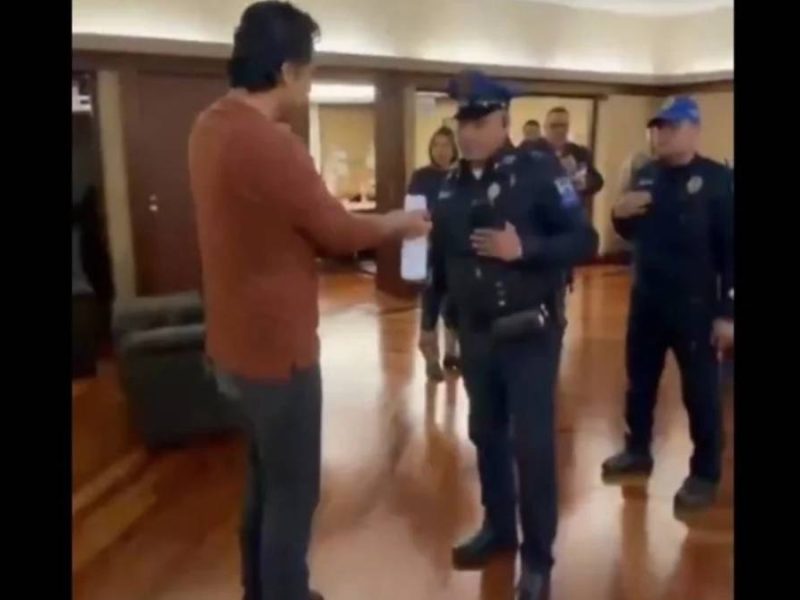 “Hagamos el teatro completo”: Marx Arriaga es desalojado de la SEP entre policías