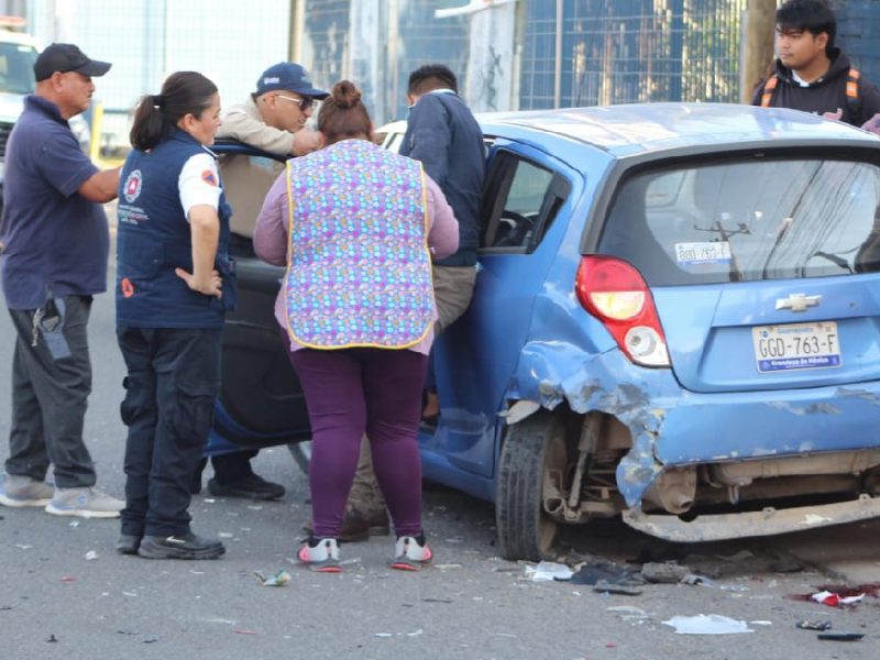 Se lesiona agente de la Policía Vial tras chocar contra auto estacionado en bulevar Aeropuerto