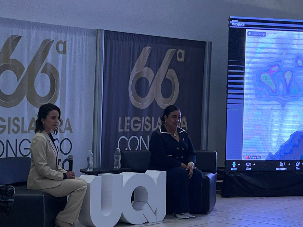 Alerta neuropsicóloga sobre adicción a pantallas en menores, en foro sobre regulación del celular en escuelas