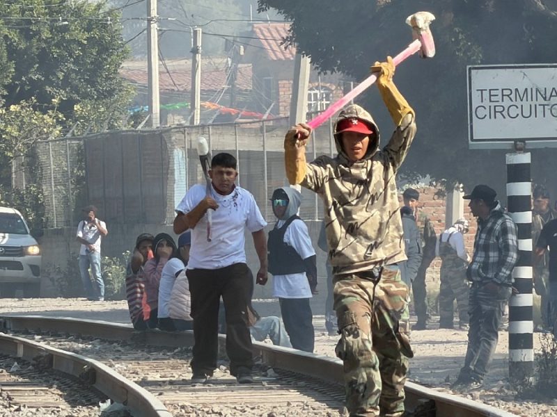 A martillazos, retan al gobierno en San Juan de la Vega: “No pueden con el barrio”