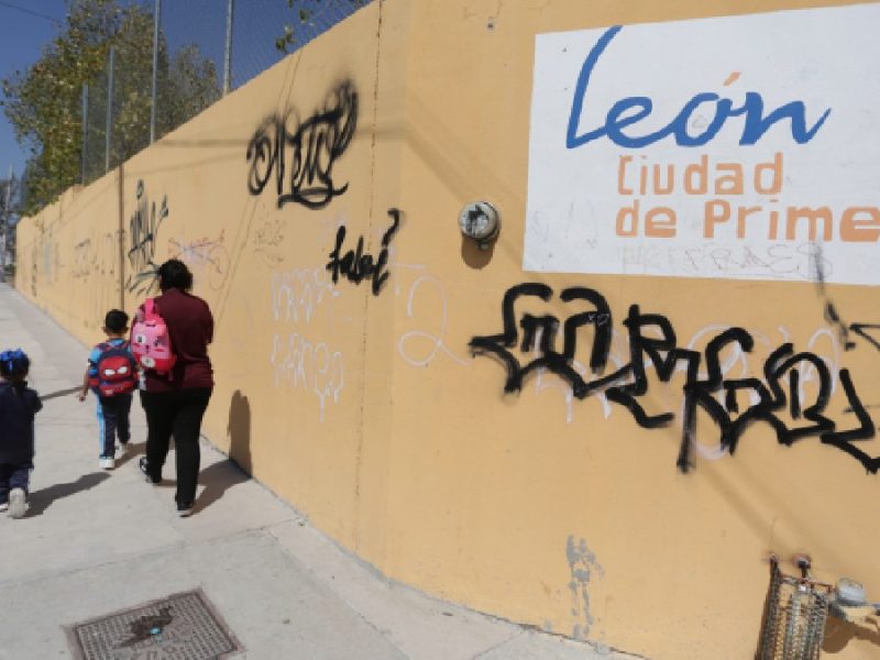 Temen tragedia en preescolar Salvador Díaz Mirón en León; barda está por desplomarse