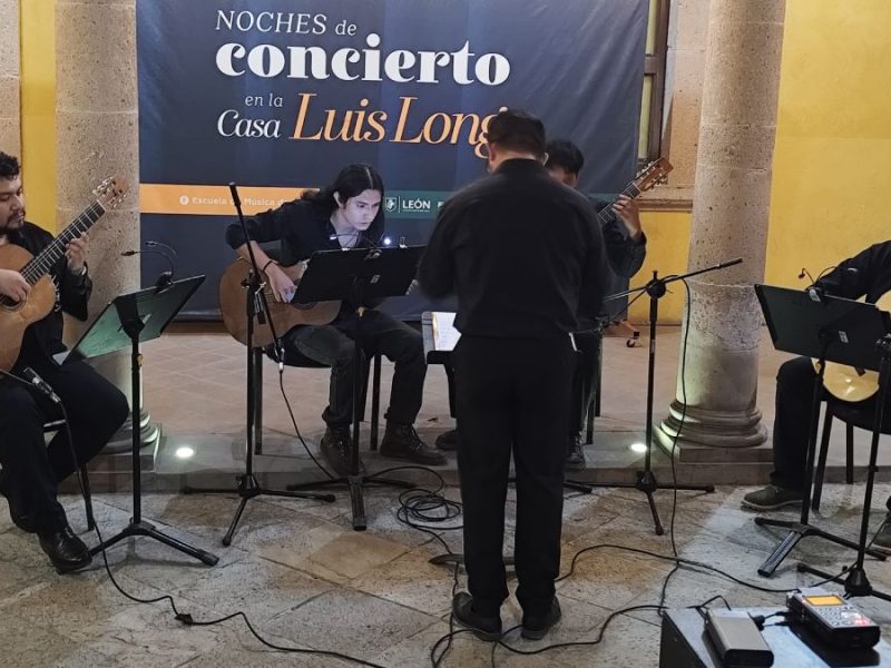 Talento leonés brilla con el Ensamble de Guitarras durante ‘Noches de concierto’, de la escuela Luis Long
