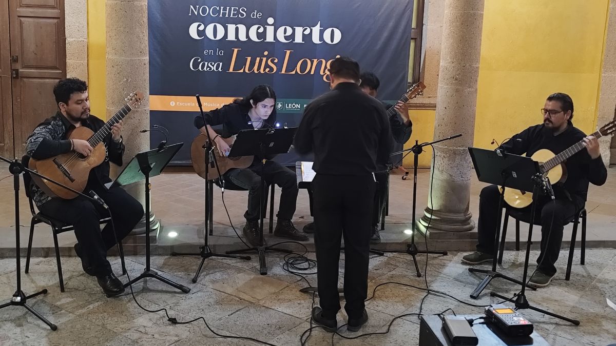 presentación del Ensamble de Guitarras en la Luis Long