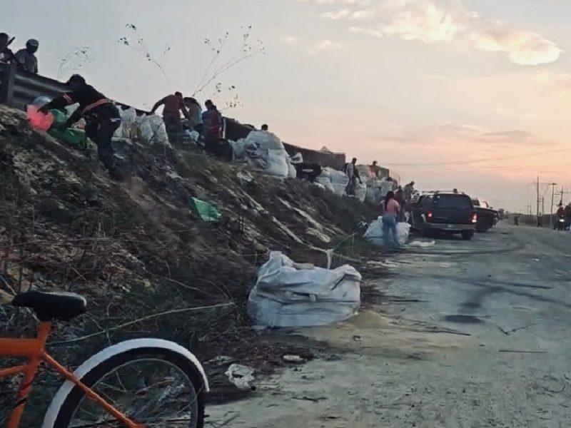 Vuelca tráiler en Libramiento Sur de Salamanca y ciudadanos hacen rapiña