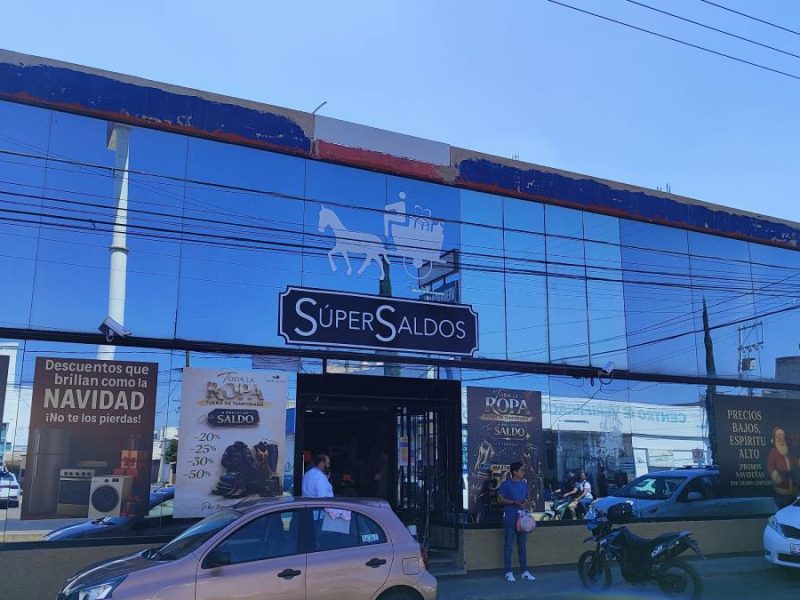 Delincuentes rompen cristal y abandonan pantalla tras intento de robo en zona dorada de Irapuato