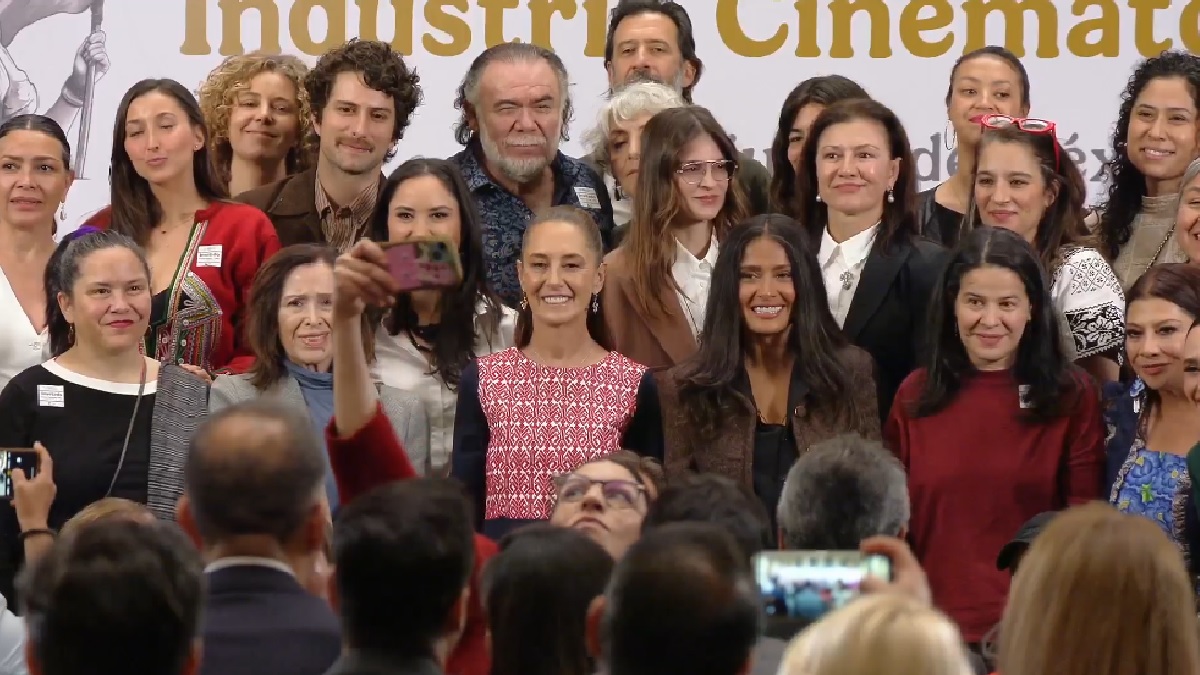 Salma Hayek y Claudia Sheiunbaum