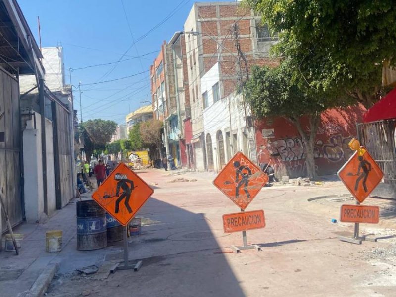 Incumplen plazos en obras de San Juan de Dios; vecinos denuncian retrasos y caos vial