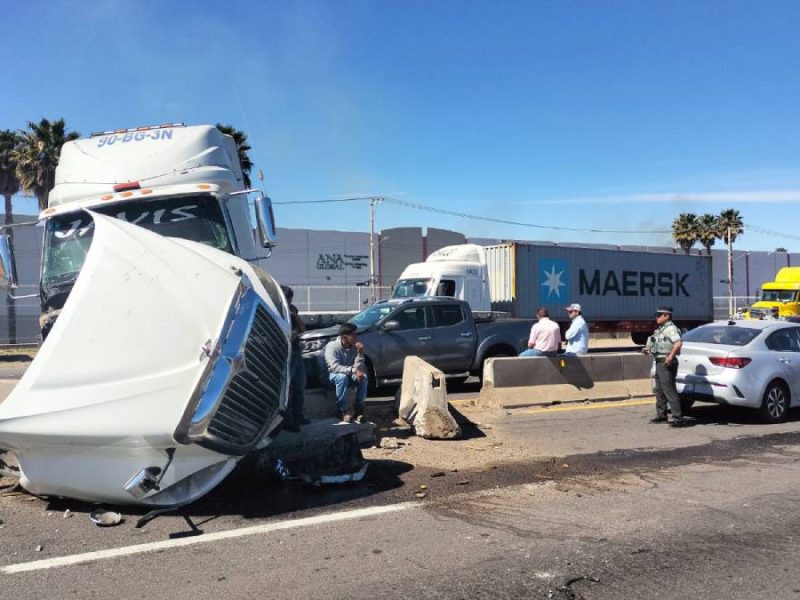 Tráiler choca contra muro y colapsa la carretera Irapuato-Silao