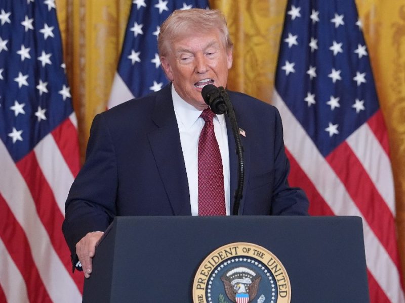 Demanda de Trump por difamación contra la BBC irá a juicio en 2027, afirma juez de EU