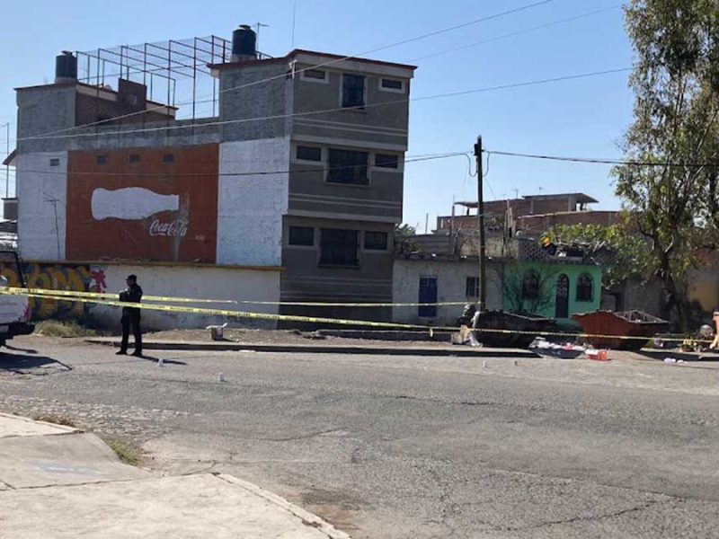 Emboscada en contenedores: Atacan a 2 hombres cerca de panteón en Valle de Santiago