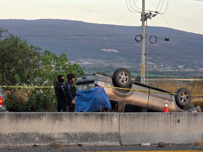Vuelca camioneta con trabajadores en la carretera Salvatierra–Celaya; hay un fallecido