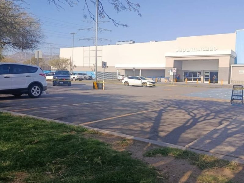 Persiguen a hombre a balazos en estacionamiento de Walmart cerca de Punta del Este