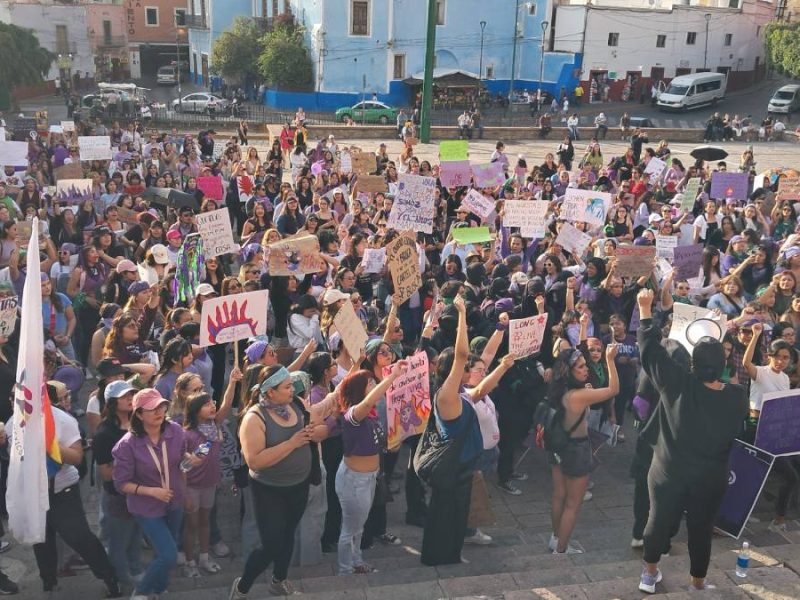 8M en Guanajuato capital: Exigen justicia ante crisis de violencia; queman puertas de la Alhóndiga