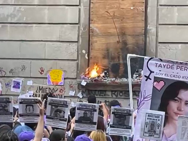 8M en Guanajuato capital : Intentan incendiar puertas del Teatro Juárez y agreden a un hombre