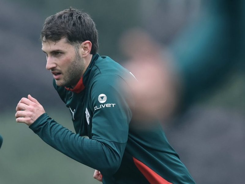 Santiago Giménez vuelve a los entrenamientos con el Milán